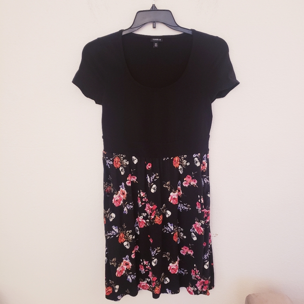 Torrid Black Skull and Roses Print Short Sleeve Dress Size 00 = 10 EUC